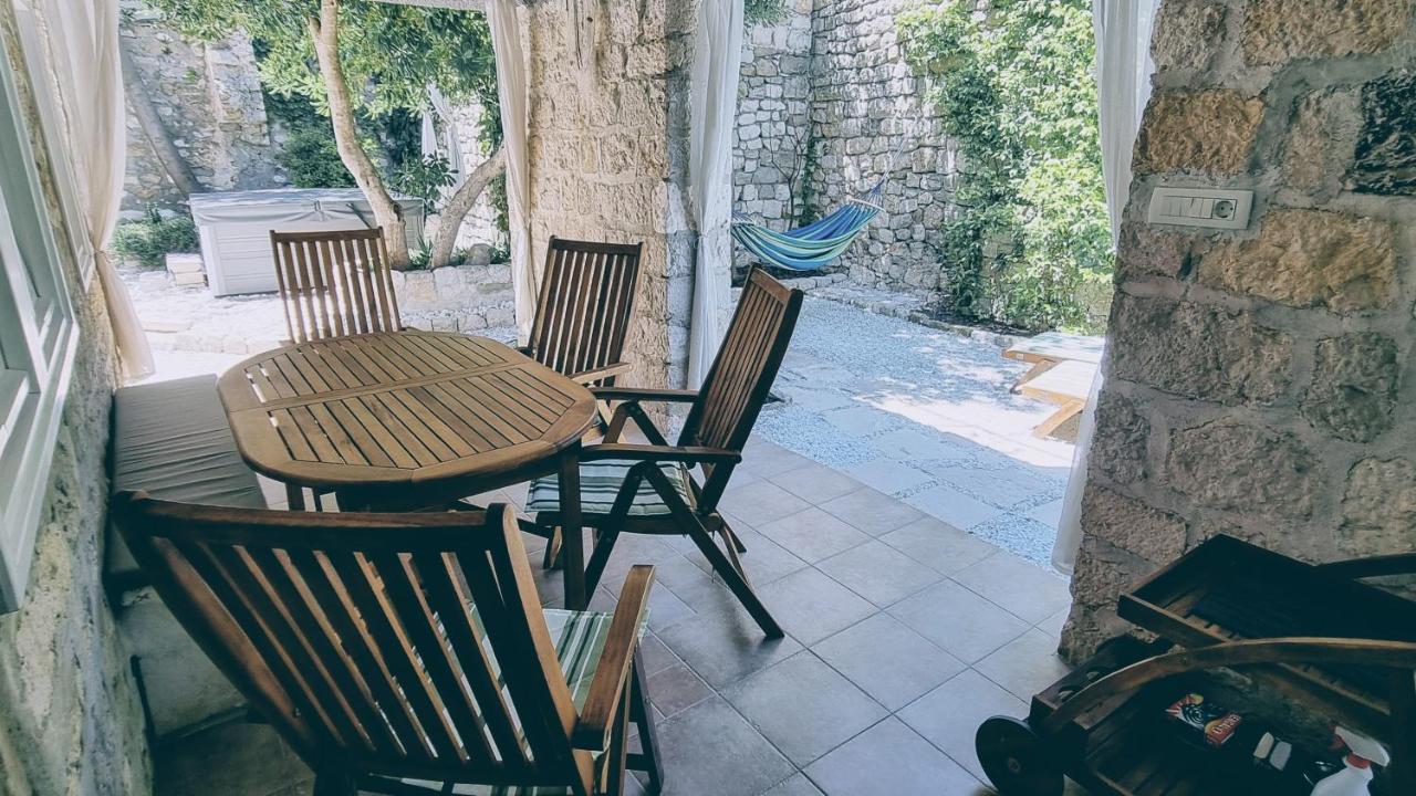 Rector'S Villa - Charming Retreat In Old Town With Jacuzzi In Private Courtyard Rab Town Exterior foto